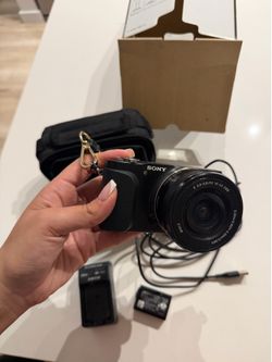 Sony NEX-3N Mirrorless Camera w/ 16-50mm Power Zoom Lens, Battery, Charger, Case & Original Box