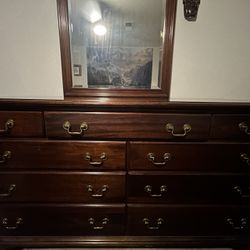 4-Piece Solid Wood Bedroom Set – Antique Style, Dresser w/ Mirror, Good Condition