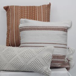 Outdoor-indoor decorative pillows.(New)