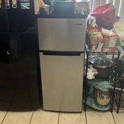 Magic chef medium size fridge