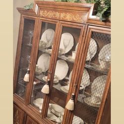 Pick Up In AMARILLO  .....ANTIQUE HUTCH AMERICAN OF MARTINSVILLE  ....GREAT CONDITION ...TOP Of THE HUTCH CAN LIGHT UP ...CHINA IS SEPARATE $800