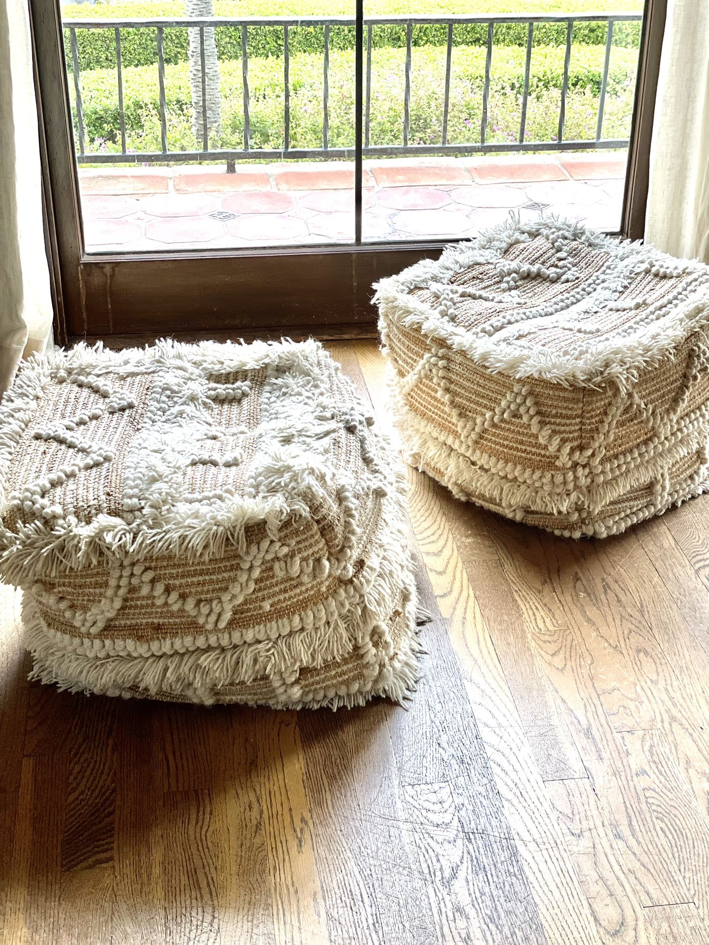 Arhaus Poufs/ottomans