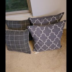 4 sofa pillows>>25xx Welsh Rd Still available