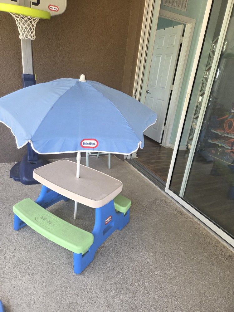 Little Tikes Pinic Table With Umbrella 