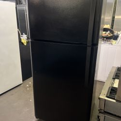 Kenmore 18 Cu Ft Top Freezer With Ice Maker In Black