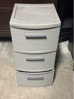 Plastic storage bin