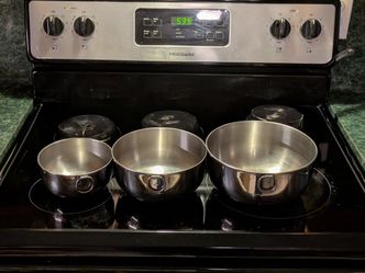 • Mixing Bowl Set w/ metal hanging hook