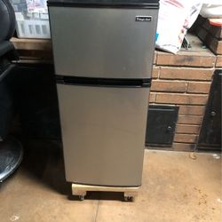 Mini Refrigerator Magic Chef
