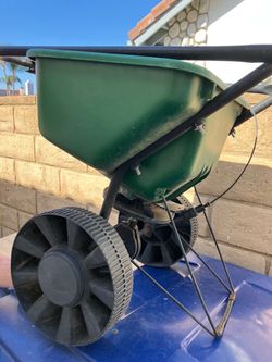 Fertilizer spreader