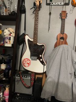 White squier affinity jazzmaster (with frontman 10 amp)