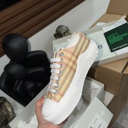 SNEAKERS BURBERRY BRAND NEW