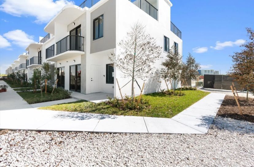 4/3 New Townhouse In Homestead