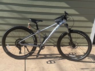 Giant liv tempt 2 27.5 wheels small frame hydraulic brakes, shock front fork, 1x9 sprockets like new, added kick stand and frame bag still has nipples