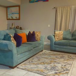FREE DELIVERY!!!!
Klaussner: Beautiful 2 Piece Couch Set!!!