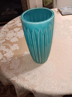 BRAND NEW WITH TAG- BEAUTIFUL VASE COLOR -TURCOIL DIMANTION 12"×5"3/4.CAN DELIVER IF YOU ARE IN MY NEGHBARHOOD.