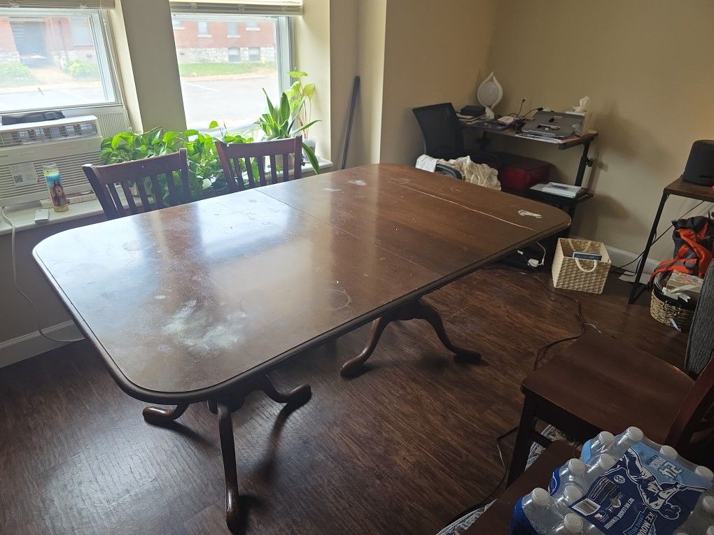 Dining table With 6 Chairs And 2 Leaves