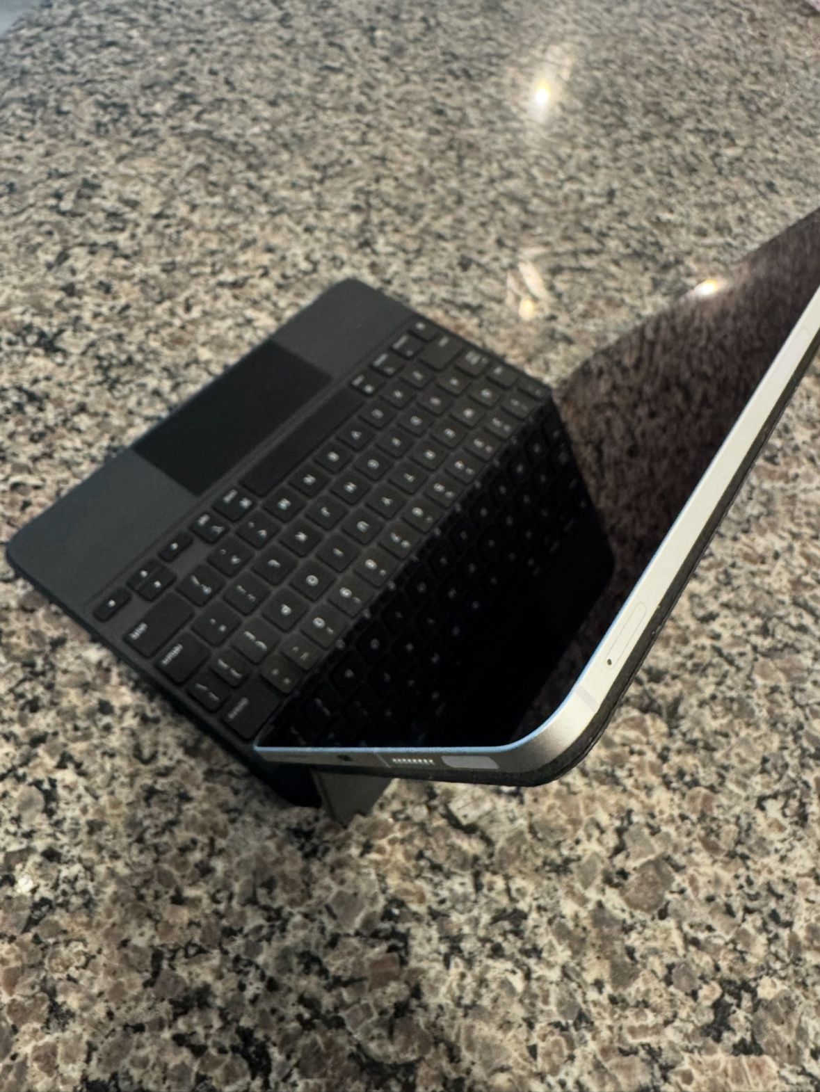 Apple iPad Pro 11" 3rd Gen W/ Apple Keyboard 