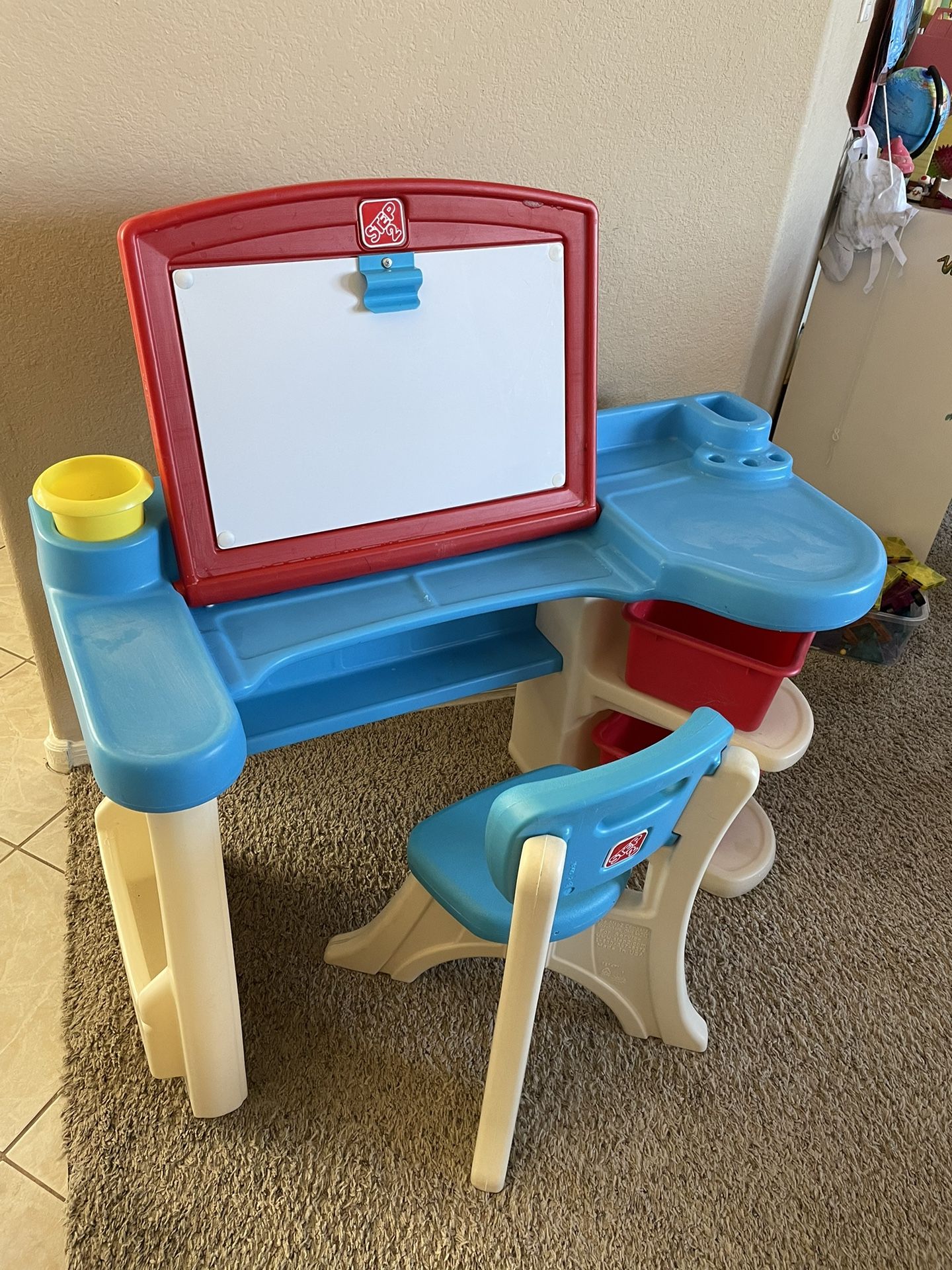 Toddler Desk / Step2 Studio Art Desk & Chair