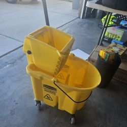 Rubbermaid Commercial WaveBrake Mop Bucket with Side-Press Wringer