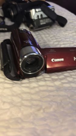 Canon VIXIA HF R32 Handheld HD Camcorder 28x/40x Zoom 3" LCD HDMI USB Red