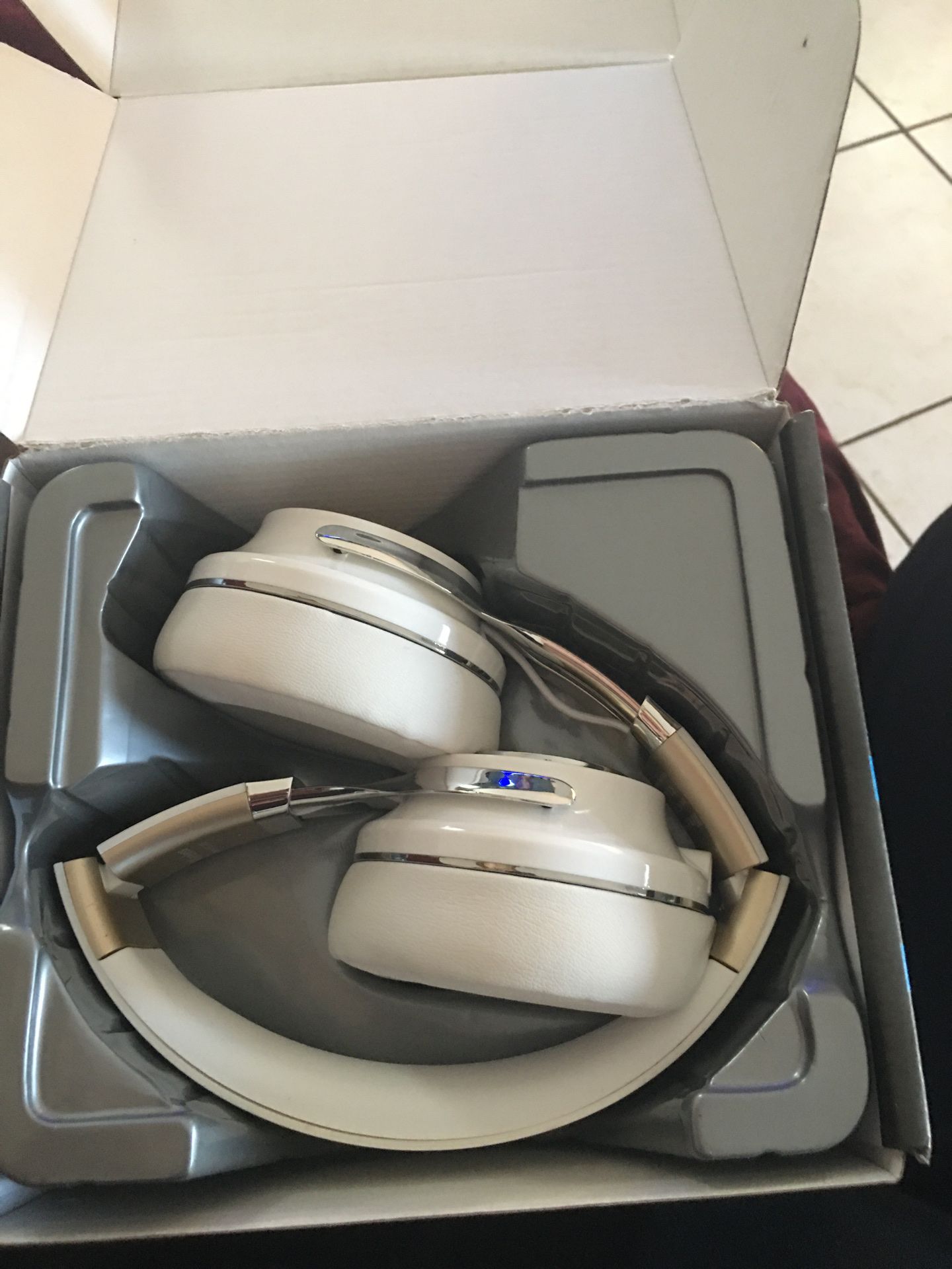 Riwbo wireless headphones XBT 880
