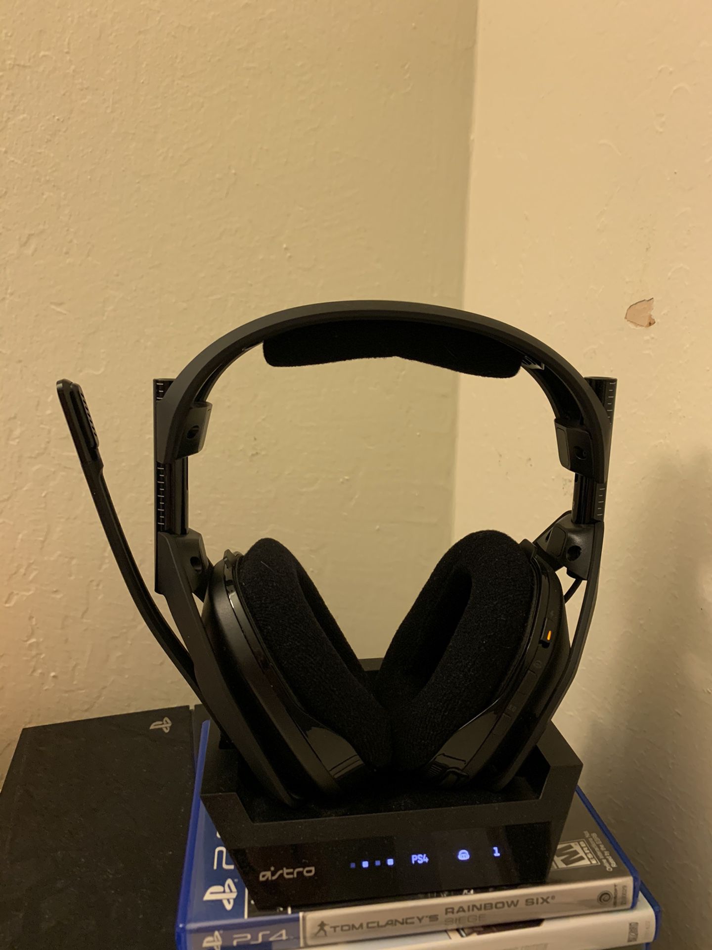 Astro a50 gen 4 gaming headset PS4 and Pc Wireless