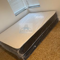Queen mattress regular set with box spring ( 2pc brand new) 