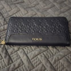 Large TOUS Mossaic wallet in calfskin leather with Mossaic embossing. Navy blue. Zip closure