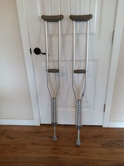 Crutches adjustable size