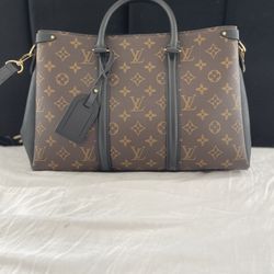 Louis Vuitton Crossbody for Sale in Cranberry Township, PA - OfferUp