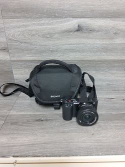 Sony zv-e10 24.2mp mirrorless camera blackmw 16-50mm lens and case