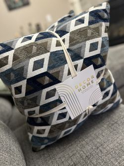 2 Throw Pillows / Couch Pillow