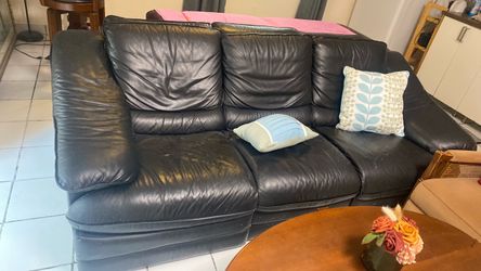 Couch leather with recliner for feet