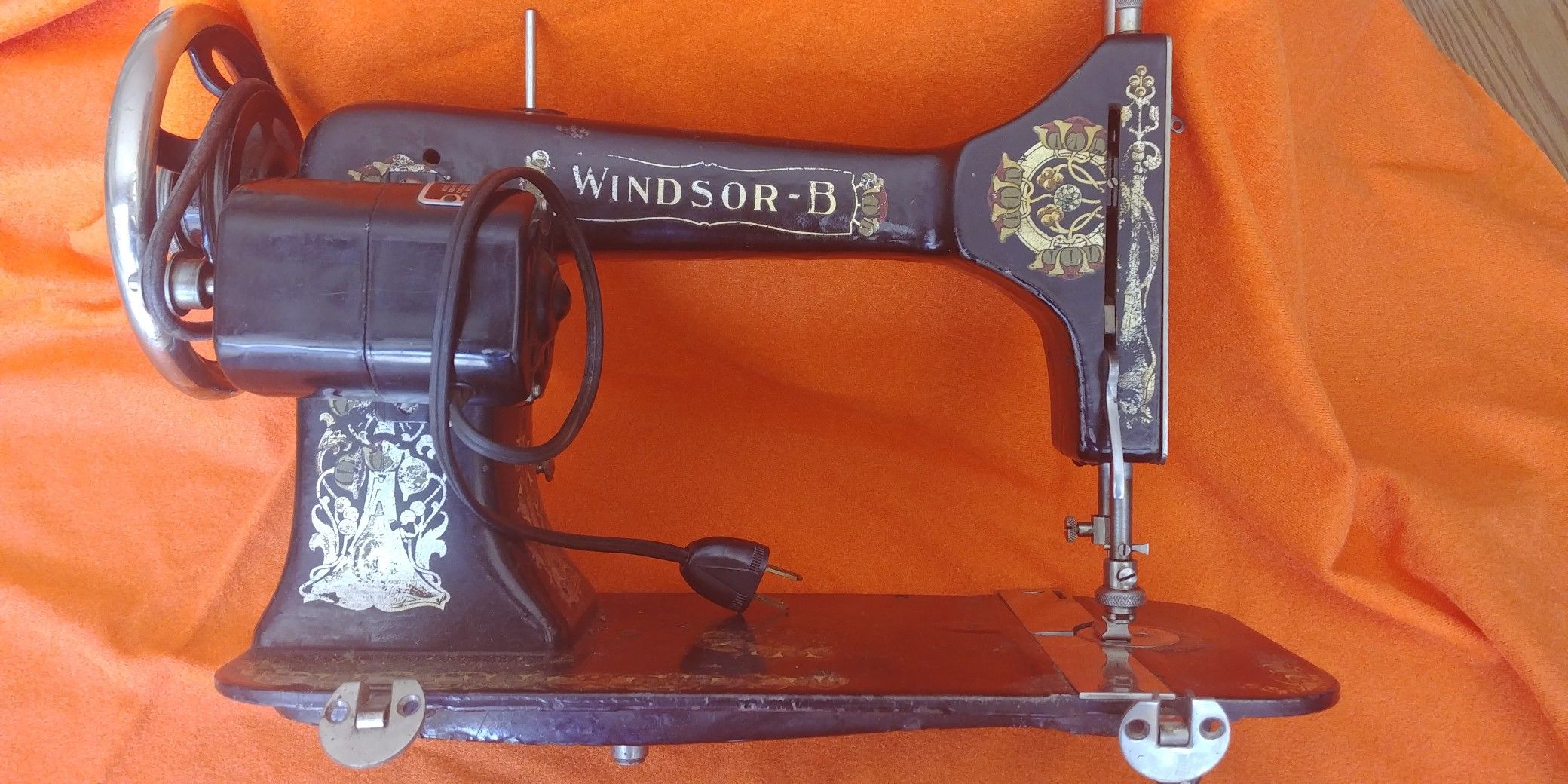 Vintage Windsor B Sewing Machine w/case