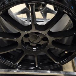 Vendo juego de rines de 18 pulgadas, medida 5x100. En excelentes condiciones. Le quedan a Subaru, Toyota, Volkswagen y otros autos con esta medida. ​D