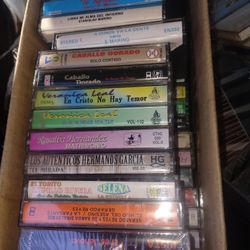 spanish christan music cassette  tapes over 100