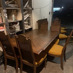 Dining table at eight chairs And 2 Leafs 
