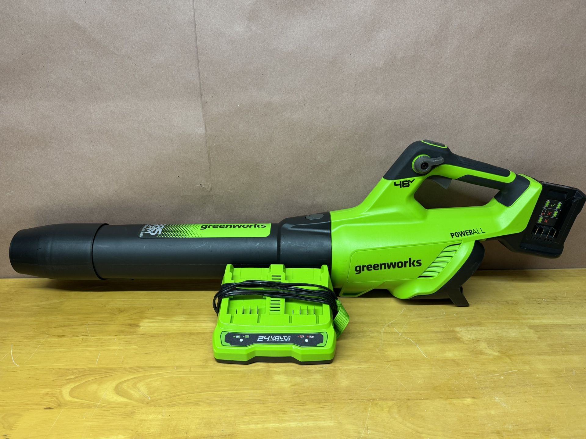 Greenworks 48v (2x24v) 585-CFM 140-MPH Cordless Battery Handheld Leaf Blower with Charger
