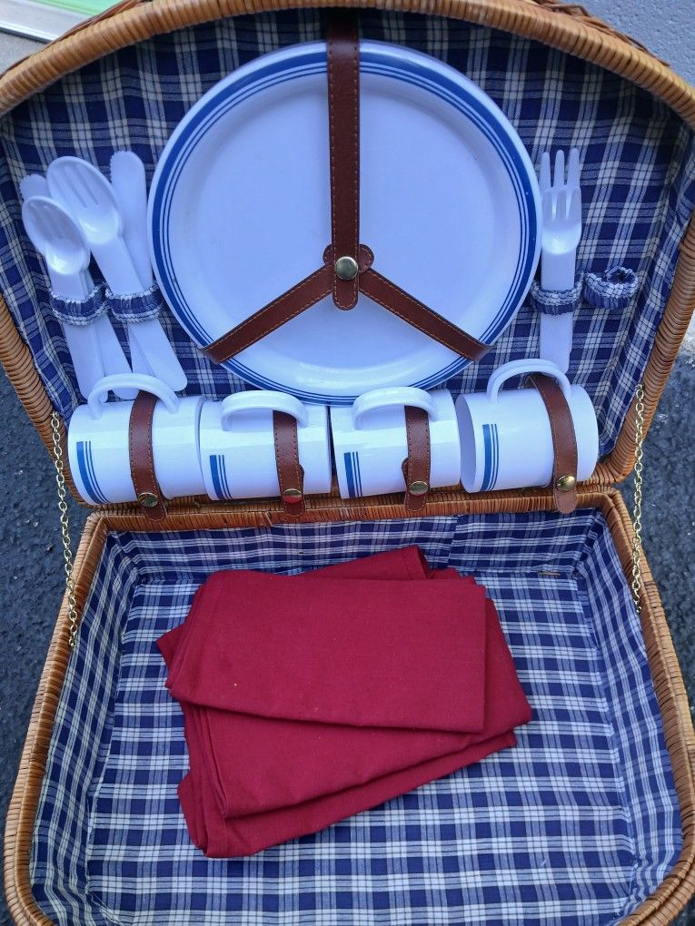 Four Person Picnic Basket Set 15 Firm Just Missing Two Knives And Two Spoons