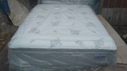 Hampton Rhodes Queen Size Pillow Top Mattress And Box Spring 