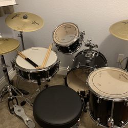 Drums and cymbals Set, Perfect for small spaces