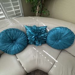 Stunning decoration Pillows  In Excellent Condition