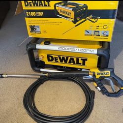 DEWALT 2100 PSI 1.2 GPM 13 Amp Cold Water Electric Pressure Washer with Internal Equipment Storage