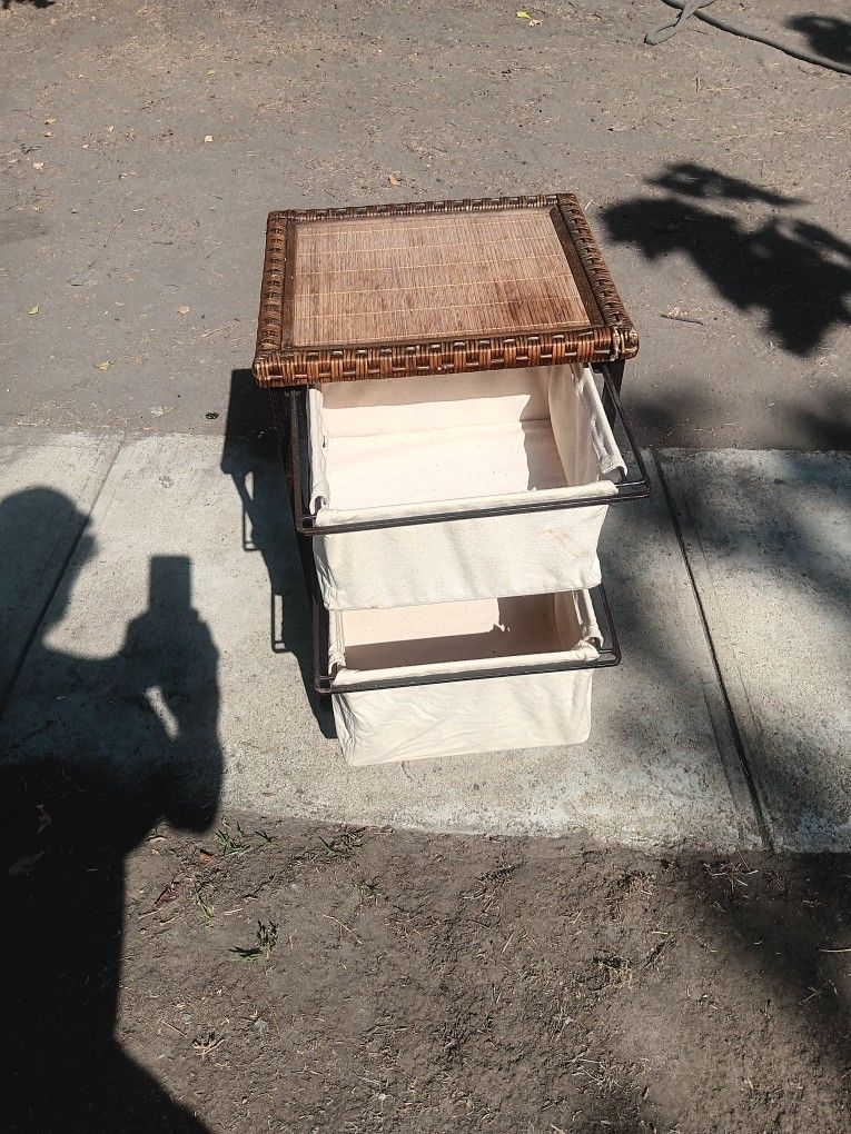 !! Small End Table With 2 Slide Pockets