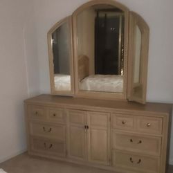 Stanly Furniture Large 80 Inch Dresser With Mirror 