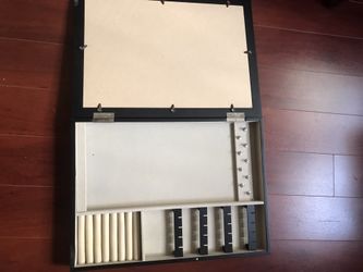 Hanging jewelry box