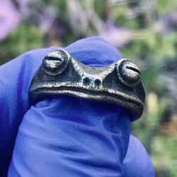 Frog ring size 8