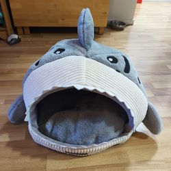 NANDOG Pet Gear shark-shaped cat bed in excellent condition. Soft plush interior with a padded cushion inside and a non-slip bottom