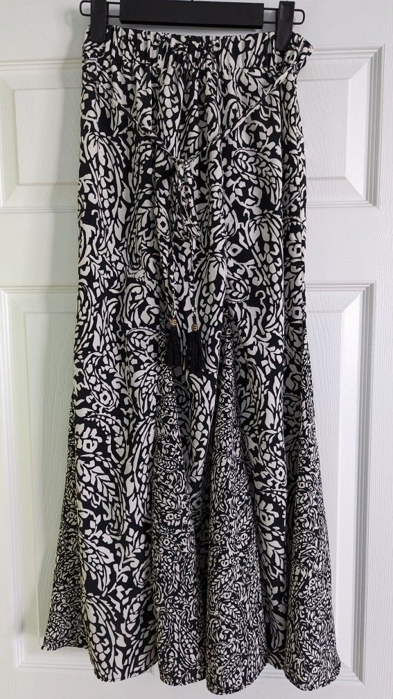 Women's Beautiful Zara Black & white Long Maxi Flowy Skirt with tassel belt detail. elastic waste
 Size: S
excellent like new condition!!!!