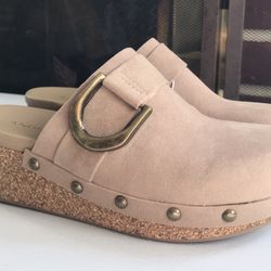 (NEW) (1 AVAILABLE) WOMEN’S TAUPE ANDIAMO AGERMAINE STUDDED CLOGS - SIZE: 6